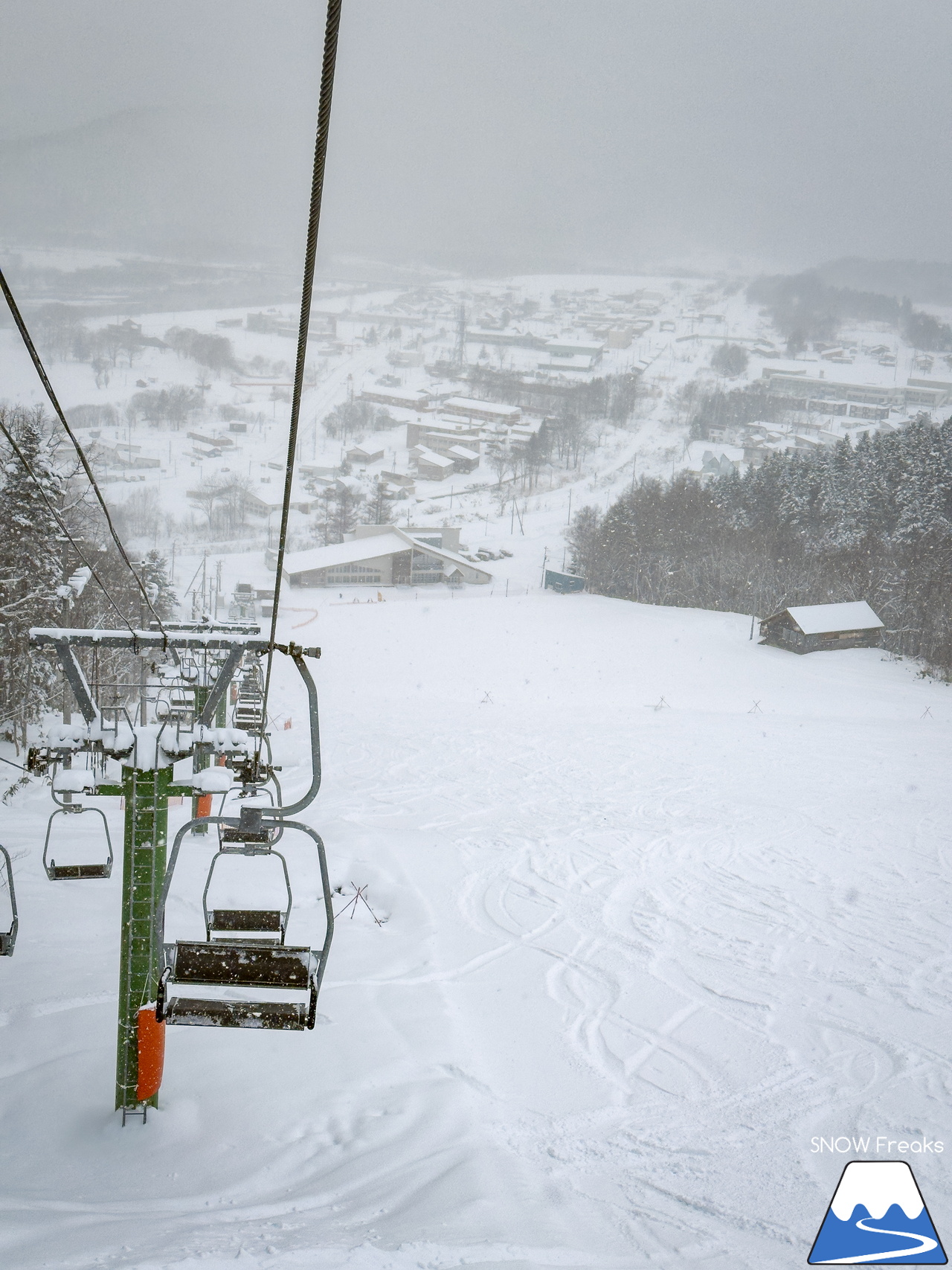 音威富士スキー場｜気が付けばナイター照明が灯り、夕暮れ滑走。プライベート感覚で滑れる道北のローカルゲレンデ！
